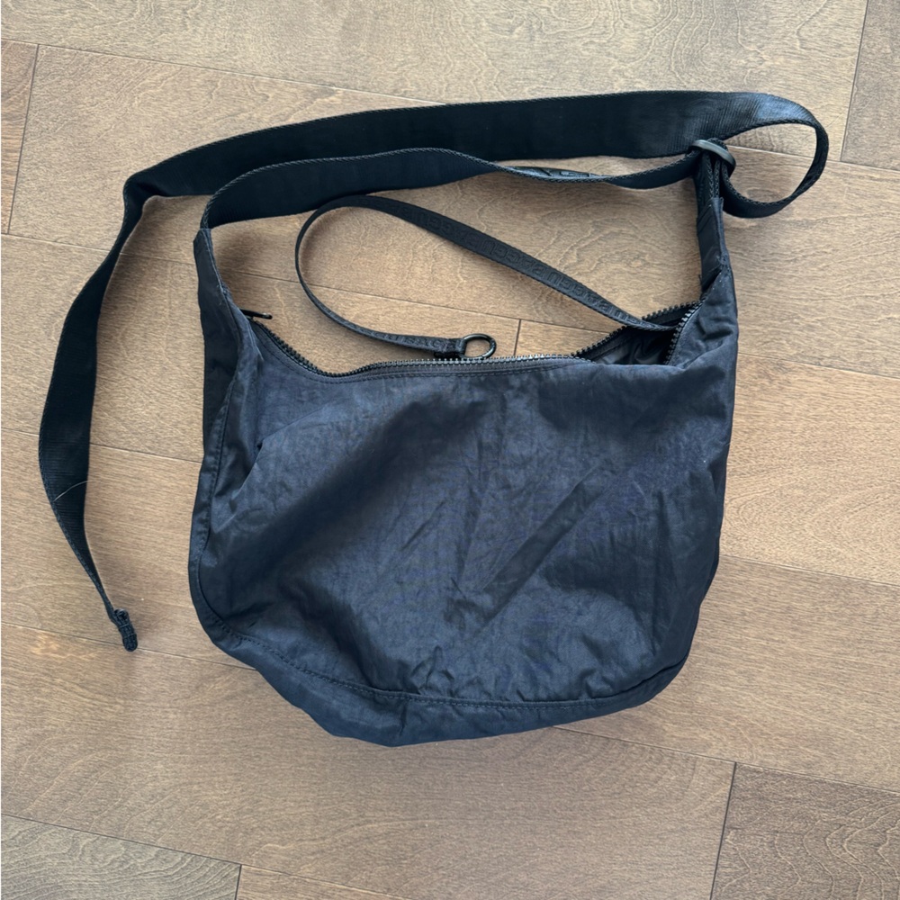 Baggu black medium crescent EUC